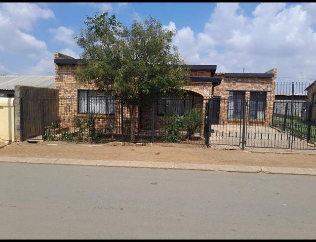 2 BEDROOM HOUSE FOR SALE IN NALEDI